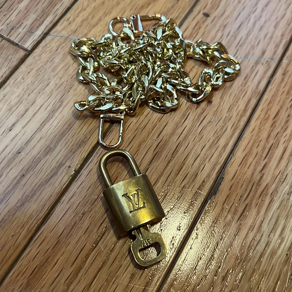 🧡Gold Chain Necklace with LV Lock Pendant 317 - Picture 11 of 14